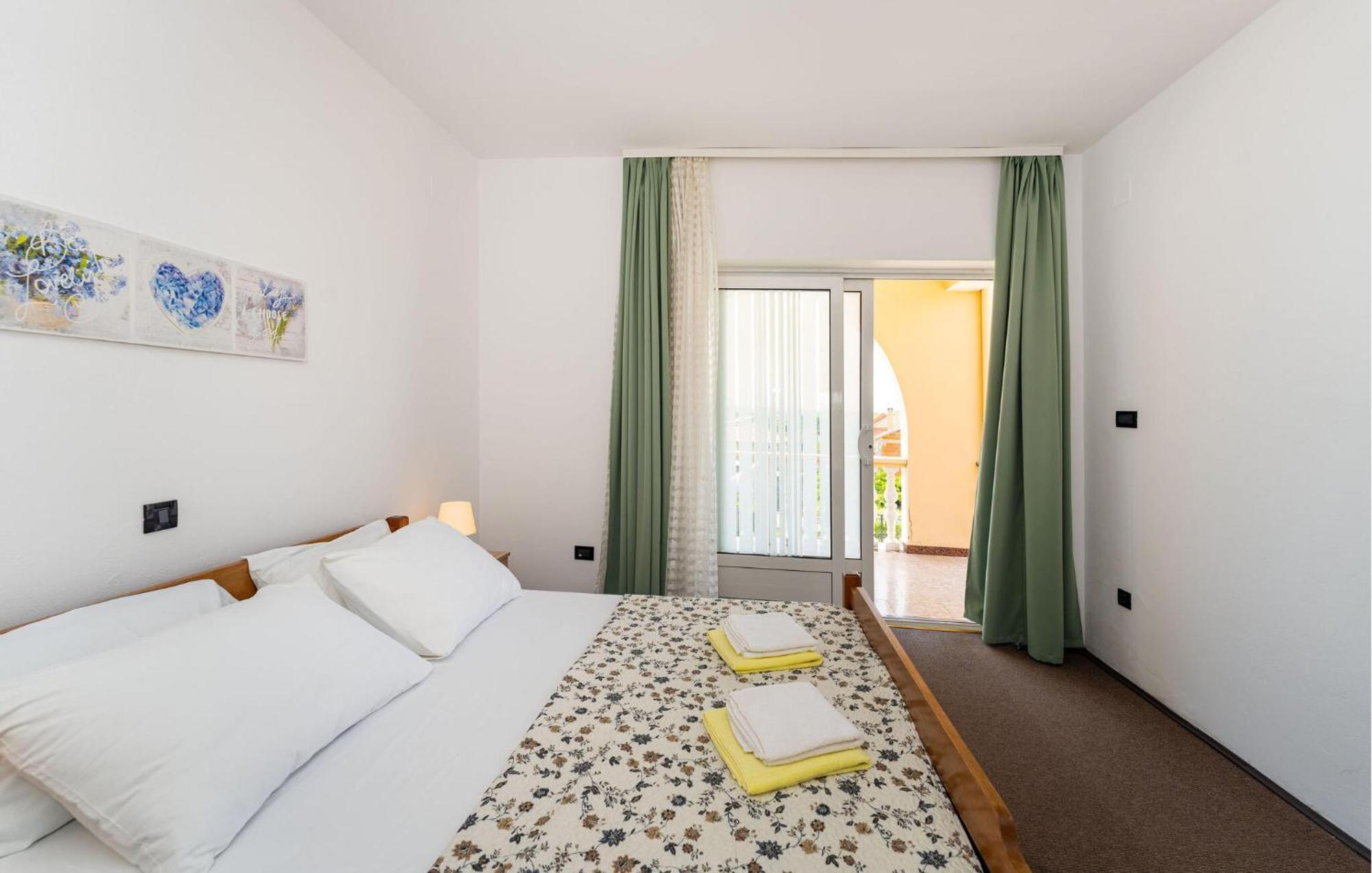 Beautiful Apartment In Galovac With Kitchen Luaran gambar